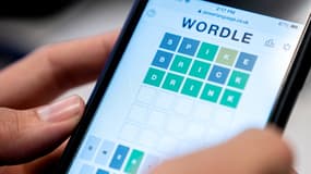 Un joueur de "Wordle" sur son smartphone