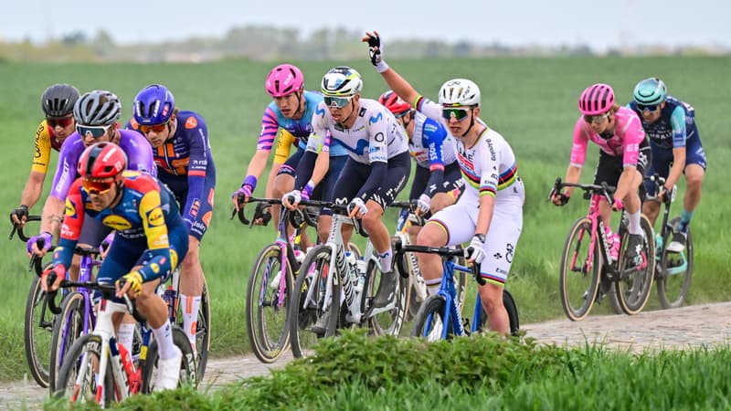 Tadej Pogacar sur son velo de remplacement lors de Paris Roubaix le 14 avril 2026 2270648