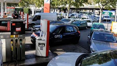 La France peut tenir plusieurs semaines, voire plusieurs mois sans connaître de véritable pénurie de carburant grâce à la mutualisation des moyens et les importations, a déclaré vendredi Jean-Louis Schilansky, le président de l'Union française des industr