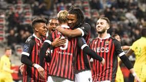 Nice-Nantes : la joie de Dolberg félicité par ses équipiers dont Thuram