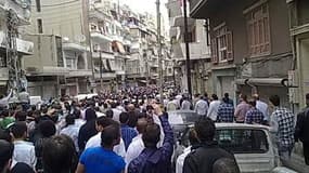 Une foule assiste aux obsèques de huit manifestants tués dans la nuit de dimanche à lundi à Homs, en Syrie. Des milliers de personnes sont à nouveau descendues dans les rues de cette ville et de plusieurs autres du pays pour réclamer le reversement du pré