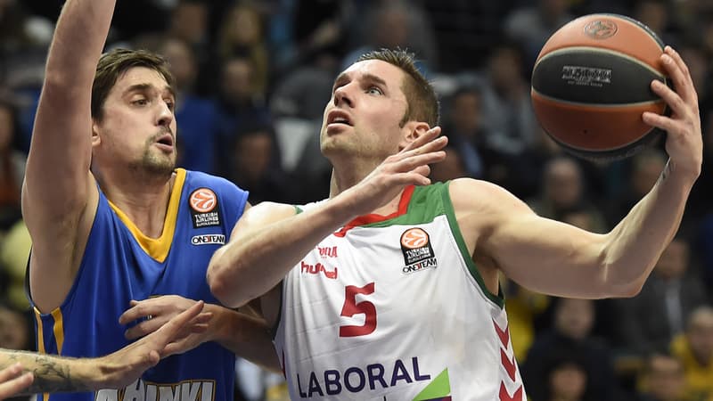 Nouveau coup dur pour les Bleus avec le forfait de Fabien Causeur (à droite) pour l'EuroBasket