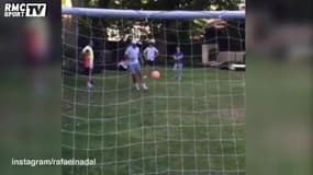 Nadal se teste au jeu de la barre transversale pendant Wimbledon