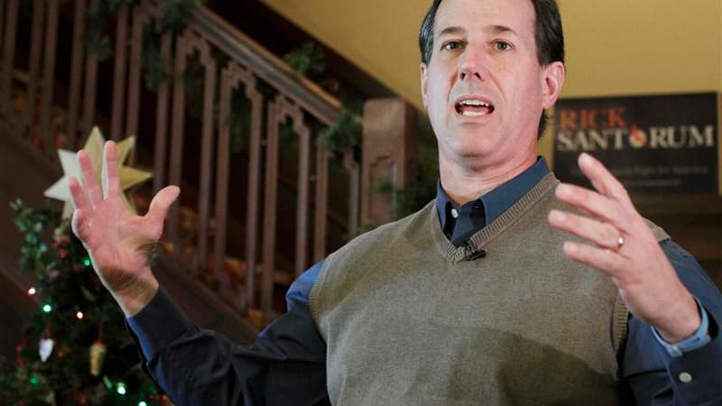 Rick Santorum lors d'un meeting de campagne à Perry, dans l'Iowa. A quelques heures du premier caucus de la primaire du parti républicain dans l'Iowa, mardi, tous les regards -et en premier lieu ceux de ses adversaires- sont tournés vers l'ancien sénateur