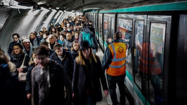 Les rares lignes de métro ouvertes sont prises d'assaut.