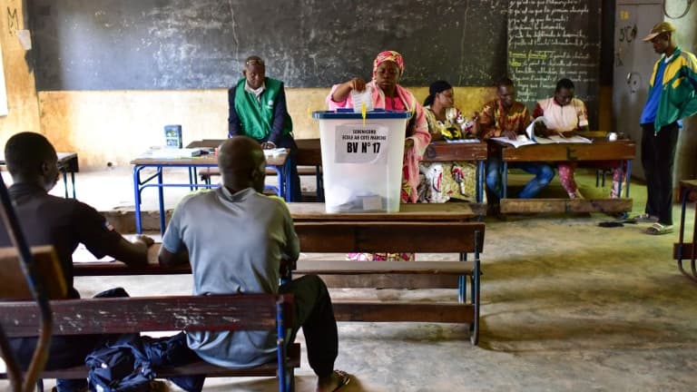 Une femme remet son bulletin dans l'urne le 29 juillet 2018 à Bamako.