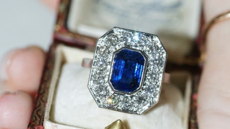 Bague or blanc sertie d’un saphir - Proantic Bague or blanc sertie d’un saphir - Proantic