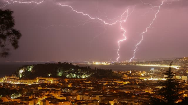 La foudre lors d'un orage à Nice en octobre 2019