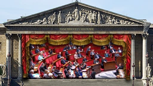 La garde à vue de Nicolas Sarkozy suscite de nombreuses réactions sur les bancs de l'Assemblée nationale.