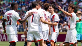 Khvicha Kvaratskhelia et Vitinha célèbrent un but du PSG contre Seattle à la Coupe du monde des clubs, le 23 juin 2025