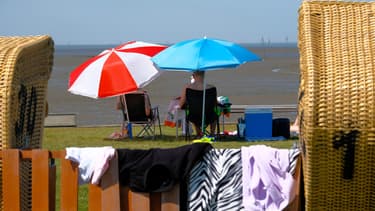 Vacanciers au bord de la Mer du Nord en Allemagne