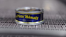 Une boîte de pâté Hénaff dans l'usine de Pouldreuzic, dans le Finistère, en 2014