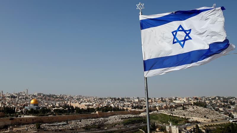 Un drapeau israélien flotte sur Jérusalem. 