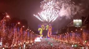 À Paris, les meilleurs moments du spectacle du Nouvel An sur les Champs-Élysées