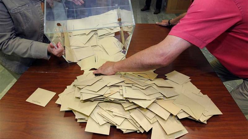Le Conseil constitutionnel propose d'harmoniser l'horaire de clôture des bureaux de vote en France métropolitaine pour éviter la diffusion prématurée de résultats partiels, sujet qui a fait polémique pendant la campagne présidentielle. /Photo prise le 10