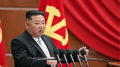 Le dirigeant nord-coréen Kim Jong Un à la 6e session plénière élargie du 8e Comité central du Parti des travailleurs de Corée, au siège du Comité central du Parti à Pyongyang.
