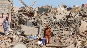 Des habitants inspectent les décombres de maisons effondrées à Tafeghaghte, à 60 kilomètres au sud-ouest de Marrakech, au Maroc, le 10 septembre 2023.