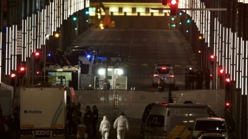 Des équipes de secours et des enquêteurs s'organisent rue de la Loi, après l'attentat dans la station de métro de Maelbeck, le 22 mars 2016 à Bruxelles