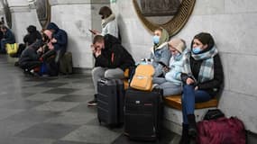 Des habitants trouvent refuge dans le métro de Kiev, le 24 février 2022 en Ukraine
