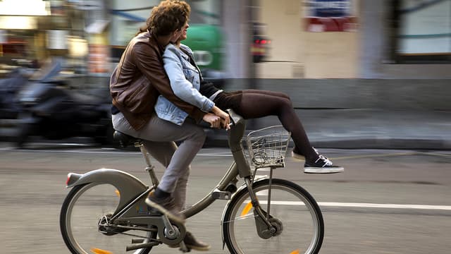 Des utilisateurs de Vélib, à Paris.
