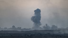 Les destructions et la fumée qui s'élève suite aux attaques militaires israéliennes sont visibles depuis la région frontalière alors que les attaques d'Israël sur la bande de Gaza se poursuivent sans relâche, le 15 septembre 2025.
