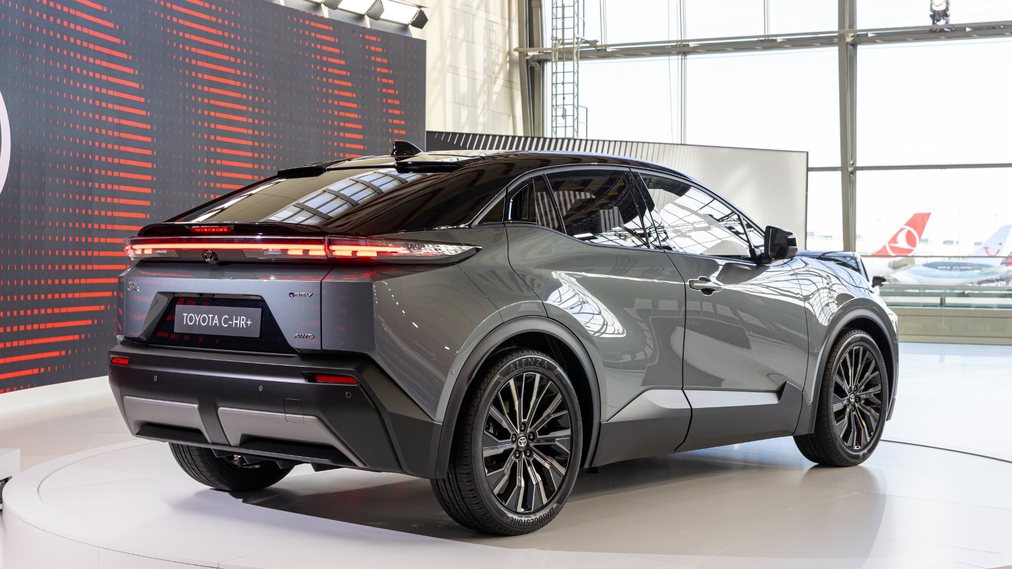 Ce Toyota CH-R+ affiche 4,52 mètres de long.
