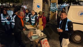 L'association distribue des repas gratuits sur le parvis de la gare de Strasbourg depuis une douzaine d'années.