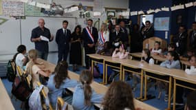 Le Premier ministre français sortant Gabriel Attal (en haut 2L) rencontre des élèves de l'école primaire Jean de la Fontaine, lors de la rentrée scolaire, à Issy-les-Moulineaux, au sud de Paris, le 2 septembre 2024.