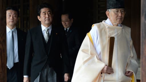 Le Premier ministre Shinzo Abe précédé d'un moine Shinto, à Tokyo, le 26 décembre, à Tokyo, au sanctuaire des morts pour l'Empereur.