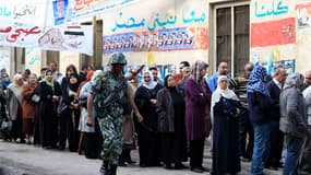 Devant un bureau de vote au Caire. Les élections législatives débutent lundi en Egypte, première grande étape de la transition démocratique depuis la chute du président Hosni Moubarak le 11 février dernier. /Photo prise le 28 novembre 2011/REUTERS/Ahmed J