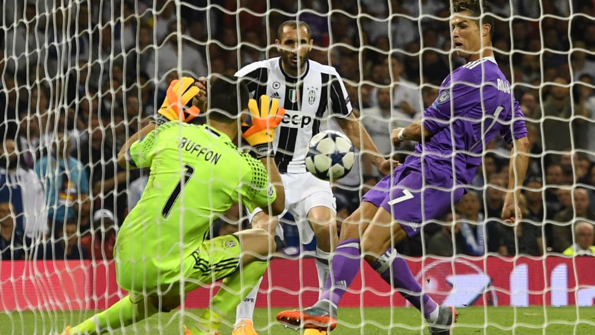 Cristiano Ronaldo (en mauve) marque un but à Gianluigi Buffon en finale de la Ligue des champions en 2017 Cristiano Ronaldo (en mauve) marque un but à Gianluigi Buffon en finale de la Ligue des champions en 2017