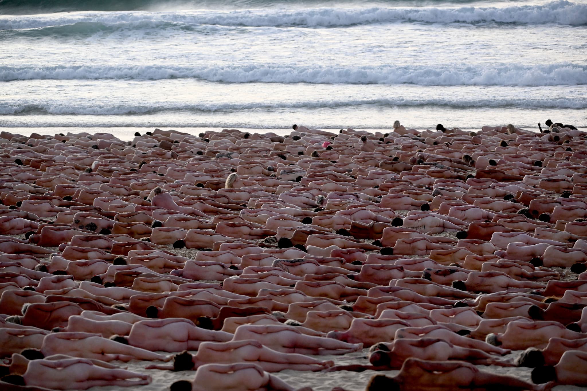 Australie: 2500 personnes posent nues sur la plage pour sensibiliser au  cancer de la peau