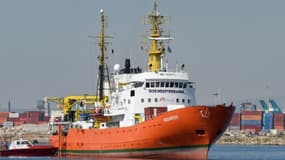 Le bateau Aquarius entre dans le port de Valence en Espagne, le 17 juin 2018