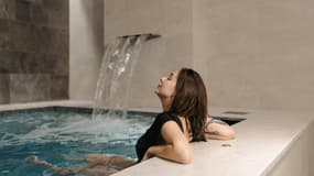 Une piscine dans établissement de luxe (illustration)