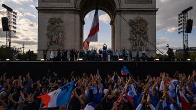 L'Arc de Triomphe durant la parade des athlètes après les Jeux de Paris 2024.