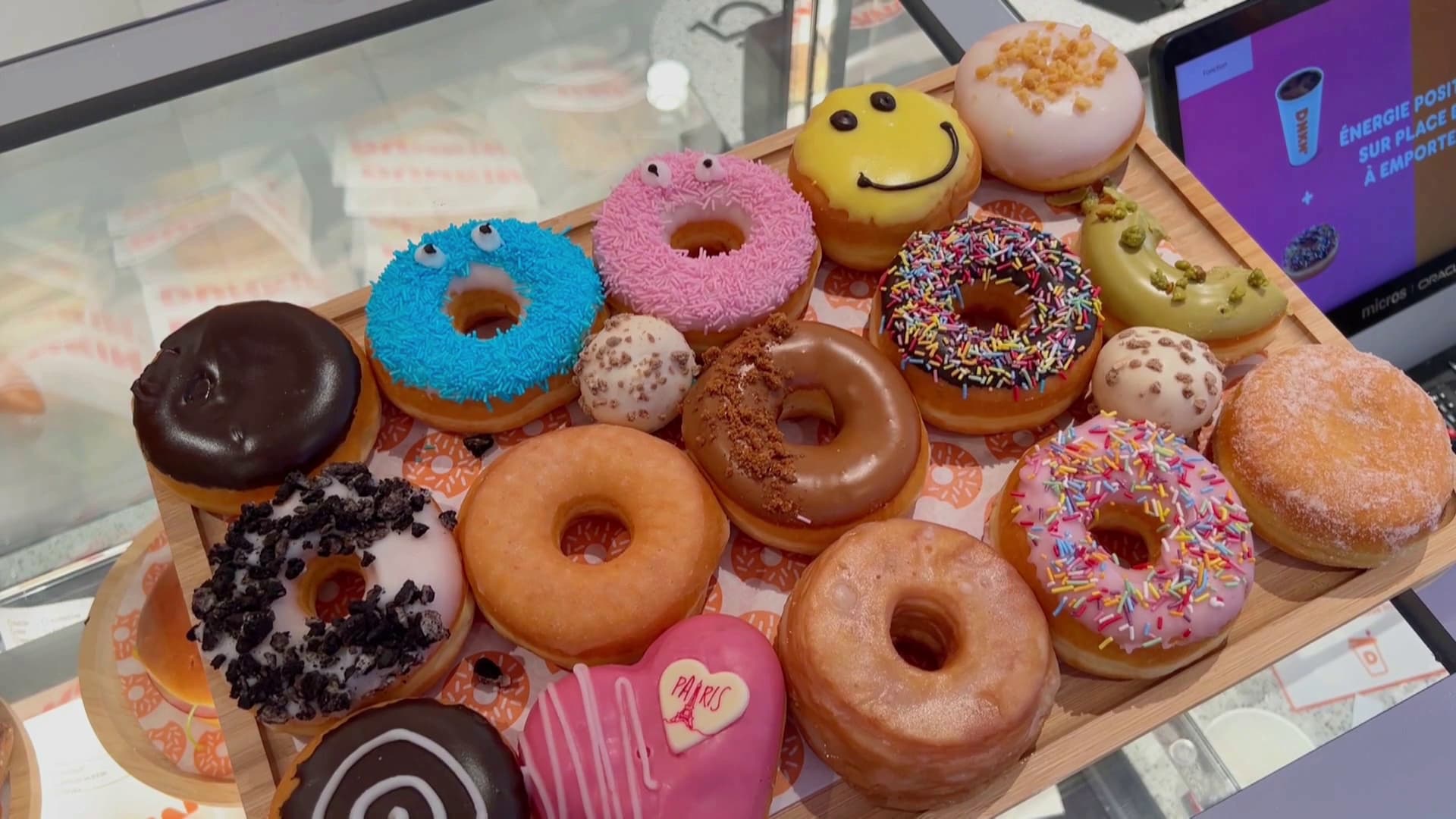 Dunkin' Donuts propose 18 références de donuts dans sa boutique parisienne.