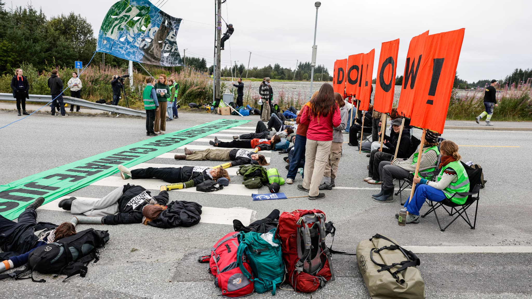 "DU SANG SUR LES MAINS": GRETA THUNBERG ET 200 MILITANTS ÉCOLOGISTES BLOQUENT LA PRINCIPALE RAFFINERIE DE NORVÈGE
