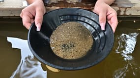 Une femme cherche de l'or à la Matelot Gulch Mining Company, le 26 octobre 2025 dans la ville de Columbia, en Californie (photo d'illustration).