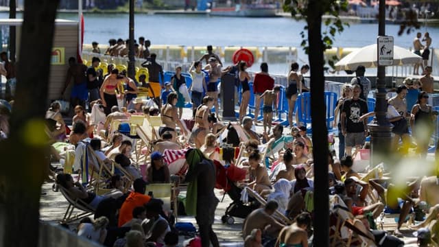 Touristes et habitants profitent de La Baignade, installation de Paris Plage, le 5 août 2018.