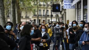 Des personnes masquées font la queue devant un laboratoire d'analyses médicales pour passer un test de dépistage du Covid-19, le 29 août 2020 à Paris