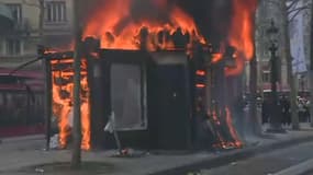 Un kiosque à journaux en feu sur les Champs-Élysées, le 16 mars 2019