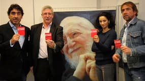 Patrick Doutreligne (2e à gauche), délégué général de la Fondation Abbé Pierre, entouré de Joël (à gauche) et Jean-Marie Cantona, et de l'actrice Rachida Brakni. L'association lance une campagne intitulée "carton rouge contre le mal-logement", pour dénonc