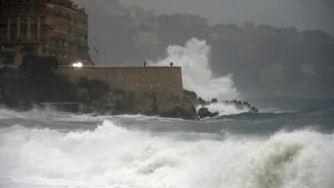 De lourdes vagues s'écrasent contre les remparts du port de Nice, le 4 novembre 2014.