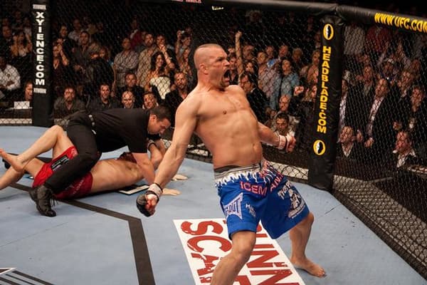 Chuck Liddell en pleine célébration après avoir mis Randy Couture KO lors de leur troisième combat à l'UFC en février 2006