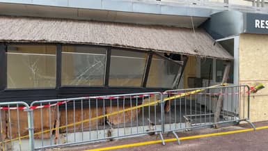La terrasse d'une pizzeria sur le front de mer de Pirou (Manche), après qu'une voiture a percuté la façade le samedi 6 septembre 2025.