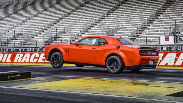 La Dodge Demon décolle déjà au démarrage lors d'un drag race La Dodge Demon décolle déjà au démarrage lors d'un drag race