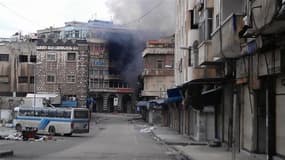 A Homs, dimanche. L'armée syrienne a déclenché lundi d'intenses tirs d'artillerie dans cette ville, faisant au moins sept morts, alors que Damas a annoncé la victoire du "oui" à 89,4% au référendum sur la nouvelle Constitution, qualifié d'imposture par l'