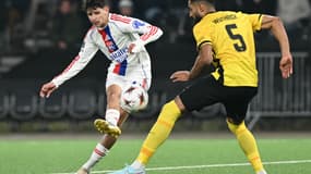 Le milieu de terrain français de Lyon, Khalis Merah trompe le défenseur suisse des Young Boys, Gregory Wuthrich au Stadion Wankdorf de Berne, le 22 janvier 2026.