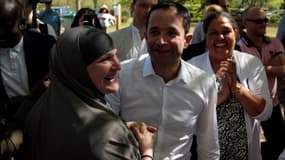 Benoît Hamon salue des partisans pendant une visite à Saint-Quentin-en-Yvelines, près de Paris, le 9 avril 2017