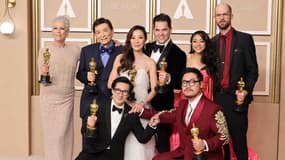 L'équipe du film "Everything Everywhere All at Once", grande gagnante de la 95e édition des Oscars